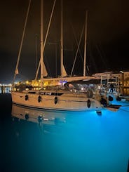 Disfrute de la belleza de la costa del Mar Negro a bordo, ubicada en Bulgaria, en el puerto deportivo de Varna,