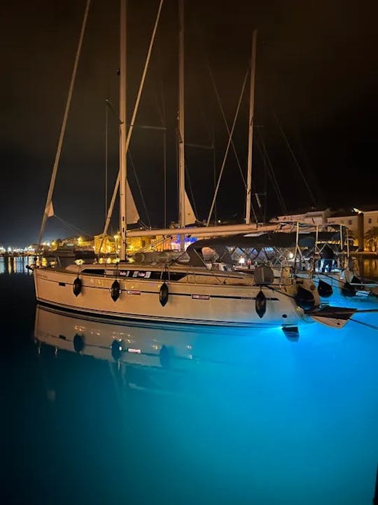 Aprecie a beleza da costa do mar Negro a bordo, localizada na Bulgária, na marina de Varna,