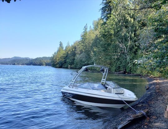 Lancha rápida Larson LX859 (lago Cultus, Parque de los Años Dorados, Vancouver)