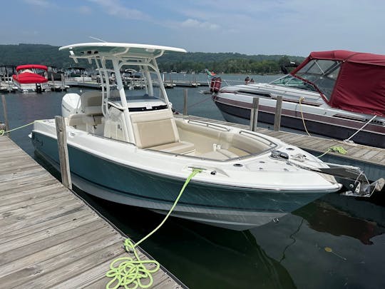 Boston Whaler 230 Outrage - Enjoy some time on the Long Island Sound