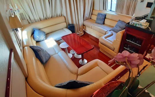 Location d'un yacht de luxe de 52 pieds dans la marina de Dubaï — croisière privée pour 16 personnes
