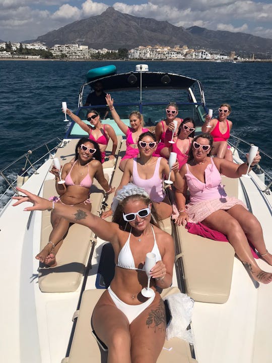 Puerto Banús: alquiler de yates para grupos para fiestas y mucho más