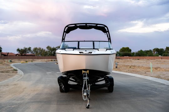 Aventureira de 25 pés e nova Yamaha AR250 de 2024