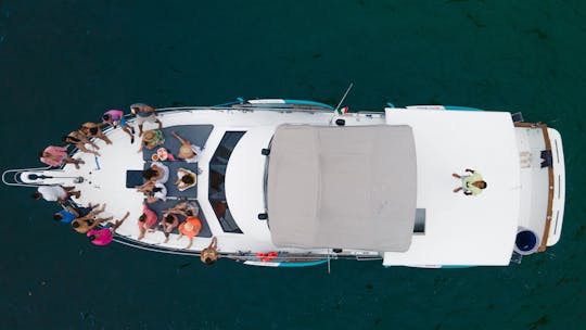 HAPPY HOUR | Amazing Carver 50ft Yacht, the best summer getaway ever at PV.