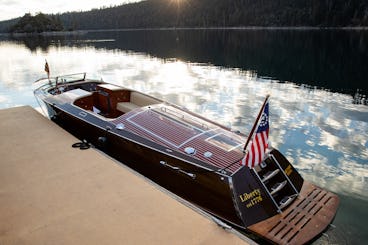 Desfrute de uma tarde no Lago Tahoe em um clássico barco de madeira Hacker-Craft de 34 pés