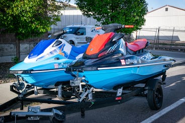 2 motos acuáticas, tubo remolcable, alquiler de toldos y 6 sillas de camping