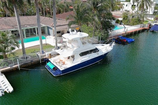 Disfrute de Miami en un yate de lujo para pasar un día divertido...