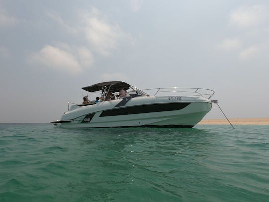 Beneteau Flyer 8.8 avec le capitaine pour explorer les sites touristiques de Dubaï 