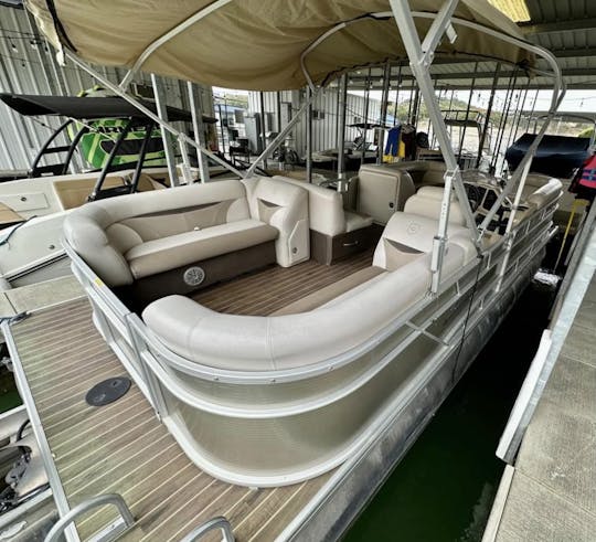 12 Person 24' Tritoon with 150hp motor on Lake Lewisville Texas (Free Lily Pad!)