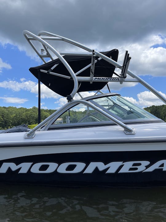 Bateau de ski MOOMBA Outback 2008 Wake Boat (ski, tube, genouillère et wakeboard)