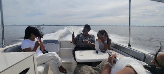 Profitez de ce yacht Sea Ray Sundeck de 30 pieds à Tampa