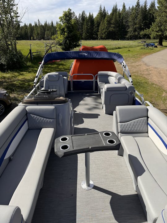 Bennington Pontoon para 10 pessoas em 2023