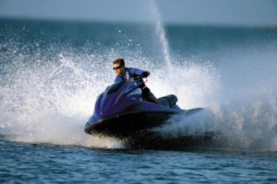 Le JETSKI Yamaha Wave Runner est super rapide à plus de 110 km/h !