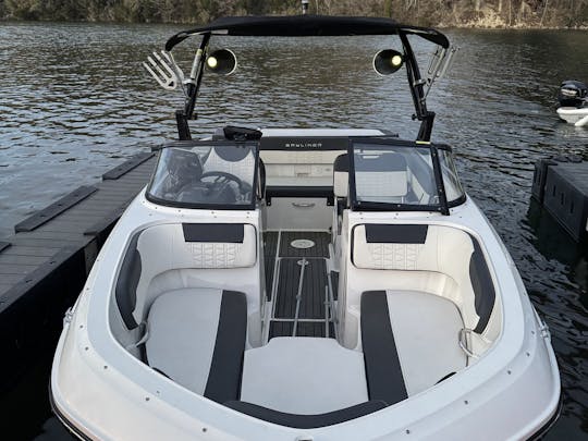 Enjoy the best experience in the water with our Bayliner for 8 people!