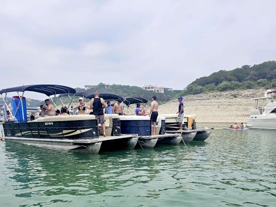 トラビス湖の美しい黒いベントレー240ポンツーン（15名用）