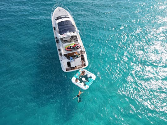 Azimut luxuoso de 70 pés com 2 jet skis incluídos em Miami para até 13 pessoas