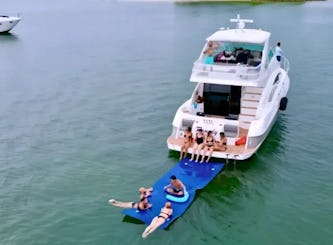 ¡Experimenta lo último en lujo y comodidad a bordo del Cruisers 447 Sport Sedan!