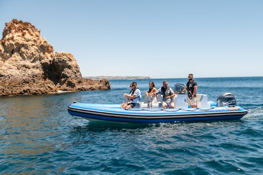 Explore as impressionantes cavernas de Benagil em um passeio de barco RIB privado!