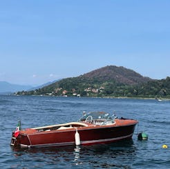 Location de yacht à moteur Riva Super Florida sur le lac Majeur, Italie