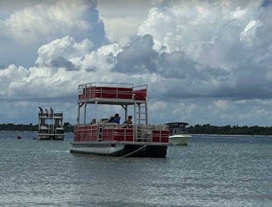 Barco pontão Kraft de dois andares para 12 pessoas com escorregador.