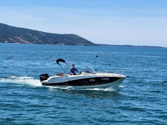 Speedboat with sundeck in Boka bay