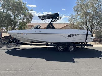 Bote de surf Axis T23 2022 con capacidad para 16 personas en Page, Arizona