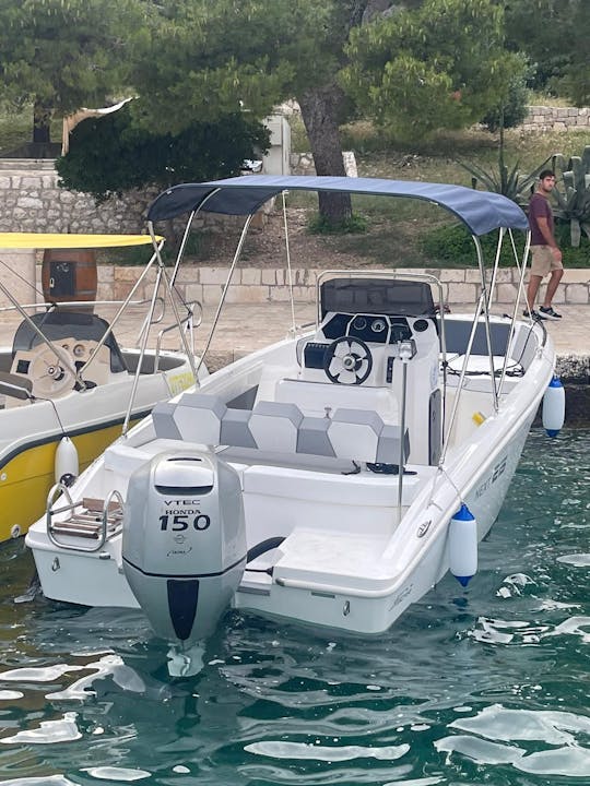 Scar Next 150 CV: en la ciudad de Hvar: explora Vis, la Cueva Azul y las islas Pakleni