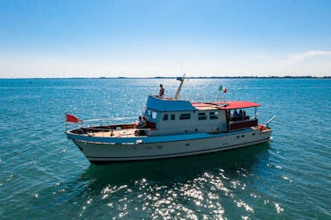 Iate de mogno clássico em Veneza, Itália