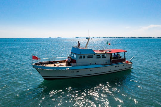 Yate clásico de caoba en Venecia, Italia