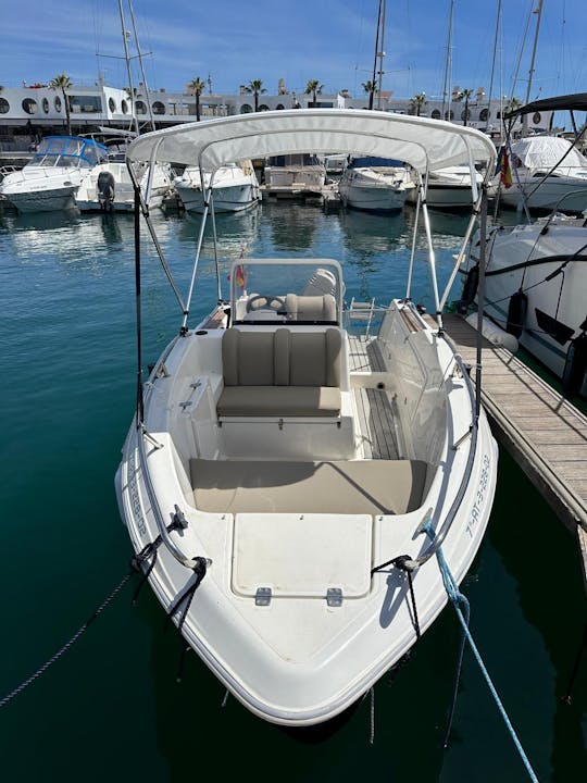 Alugue um barco em Alicante. Navegue com estilo ao longo da costa de Alicante.