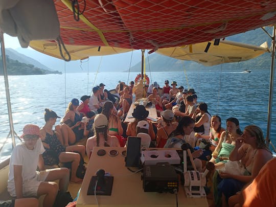 Passeios de barco em Tivat no iate a motor Viking 33