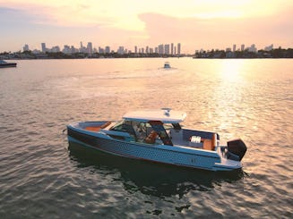 Passeio de iate privado — Cruzeiro ao pôr do sol no horizonte de Miami com garrafa de champanhe