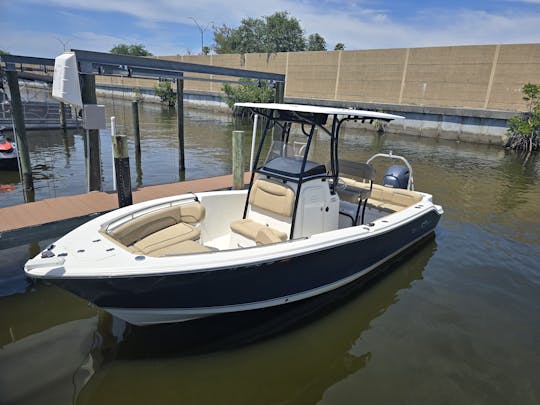 Explorez avec style : louez le bateau à console centrale NauticStar Legacy !