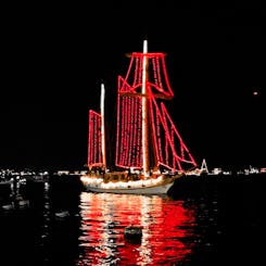 Crucero pirata con desfile de barcos navideños en Newport Beach, California