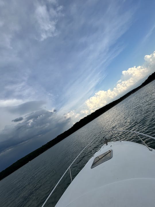 Relájese y disfrute del lago Tenkiller Ferry con nuestro yate Chaparral Cuddy Cabin