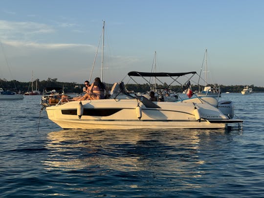 Lancha para até 9 pessoas - Confortable Beneteau 8 metros 300ch 