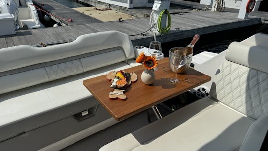 Croisière privée de luxe à l'intérieur ou à l'extérieur du port | Regal 36 Grand Coupe Yacht