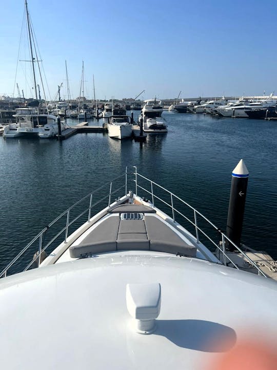 Black Queen Super Sundeck Luxury Azimuth de 65 pies en el puerto deportivo de Dubái para 22 huéspedes