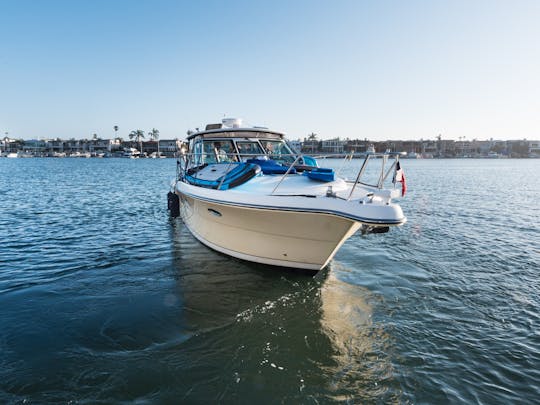 Iate a motor aberto Tiara 3600 em Newport Beach, Califórnia