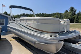 Explore the Beautiful Water of Glen Lake with a Bennington Pontoon Boat!