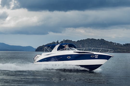 O luxuoso iate Bayliner de 32 pés acomoda até 10 pessoas