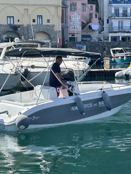 Lancha pequena, barco a motor 