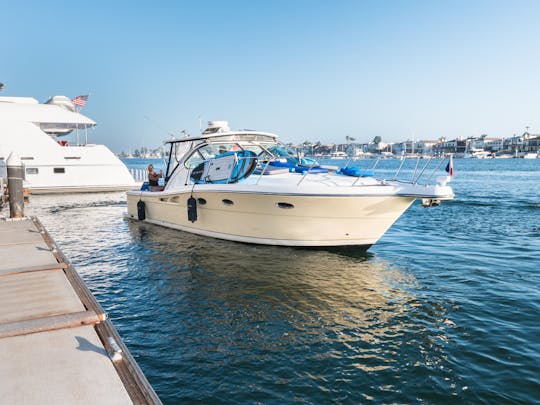 Iate a motor aberto Tiara 3600 em Newport Beach, Califórnia