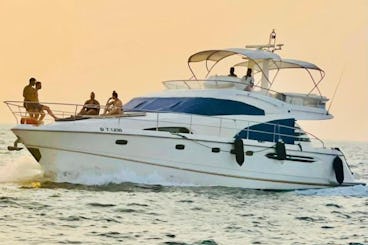   Yate a motor Fairline de 64 pies | Capacidad para 30 personas | Espacioso y lujoso