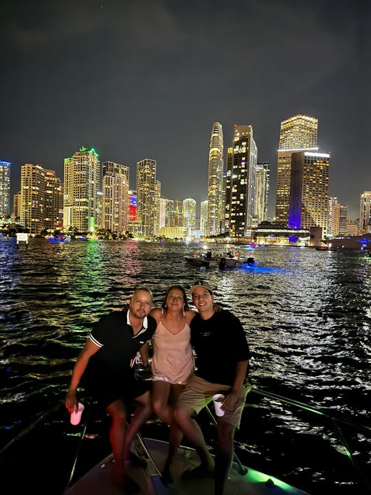 Visite de la ville de Miami en yacht privé Monterey de 31 pieds, vue magnifique sur la rivière, sans frais supplémentaires.