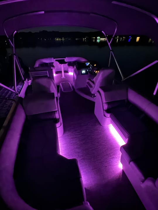 TUBE SUNSET CRUISE LAKE NORMAN 2021 Luxury Bennington 23' Tri-Toon