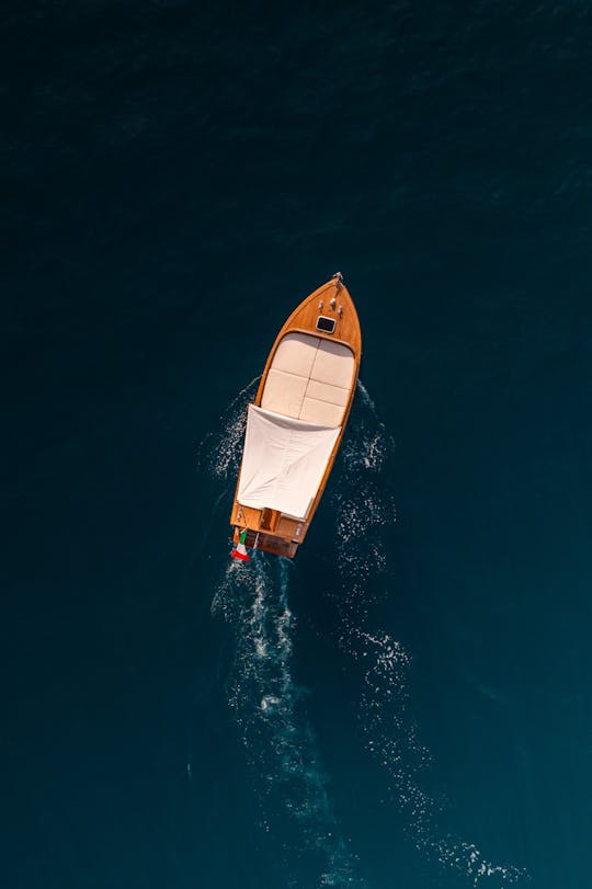 La joya de Portofino: navega con estilo con nuestro barco clásico Ginca