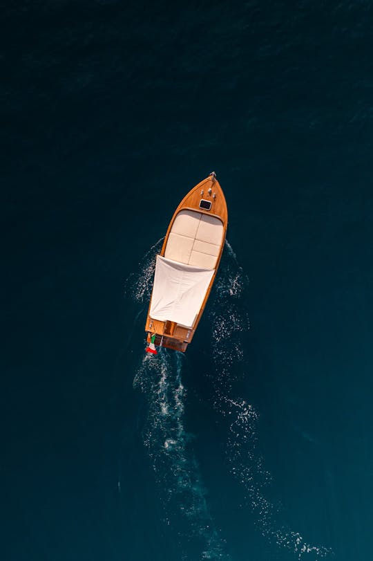 A joia de Portofino: navegue com estilo com nosso barco Ginca Classic