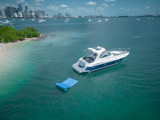 ¡Disfruta de Miami en un Express Cruiser de 50 pies!