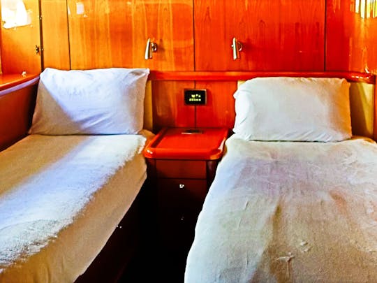 Megayate Sunseeker de 90 pies: experiencia de lujo con jacuzzi a bordo